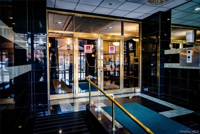 Building Photo - 25 W Broadway