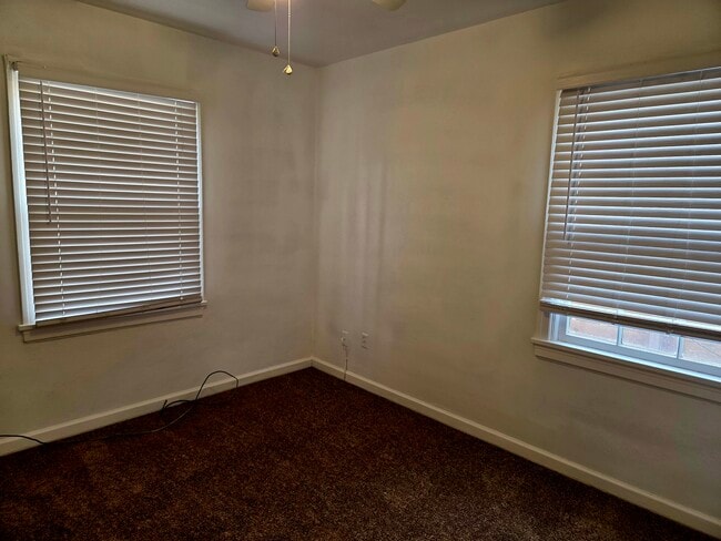 Building Photo - 2528 Beverly St E