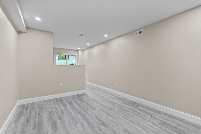 Building Photo - 769 E 6th St