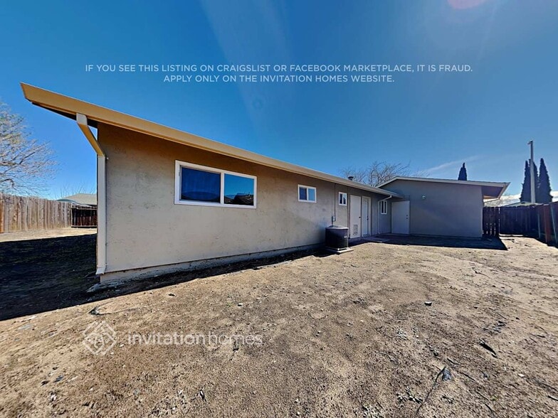 Building Photo - 1658 Ashwood Dr