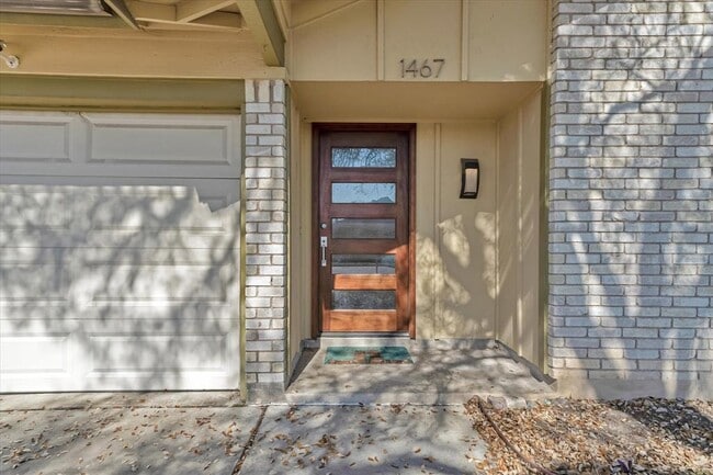 Building Photo - 1467 S Meadows Dr