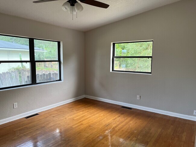 Building Photo - 6030 Wateredge Dr S