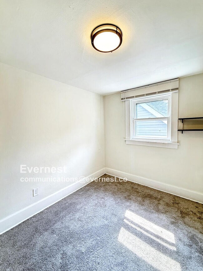 Building Photo - 1124 Vinal St
