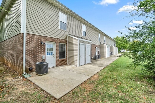 Building Photo - 2 Bedroom 1.5 Bathroom Townhome!!!