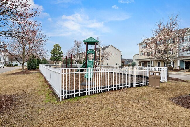 Building Photo - MOVE IN READY! – Gorgeous 4BR/4BA Townhome in Villages of Apex, 1 mile to DT Apex!