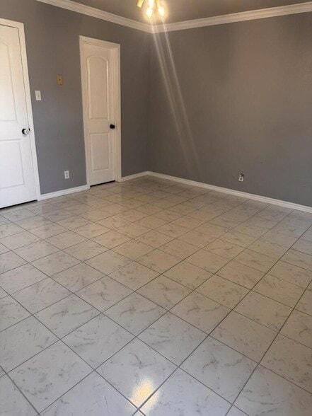 Building Photo - 403 Crenshaw Dr