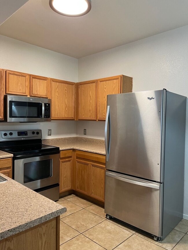 Building Photo - 2 Bedroom condo - Great Location