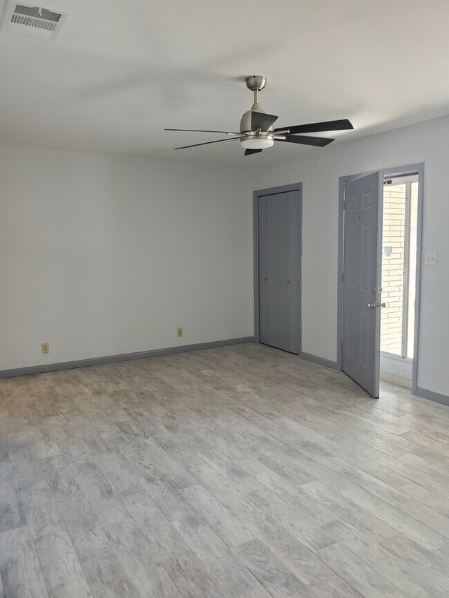 Building Photo - 113 E Hoogland Ave