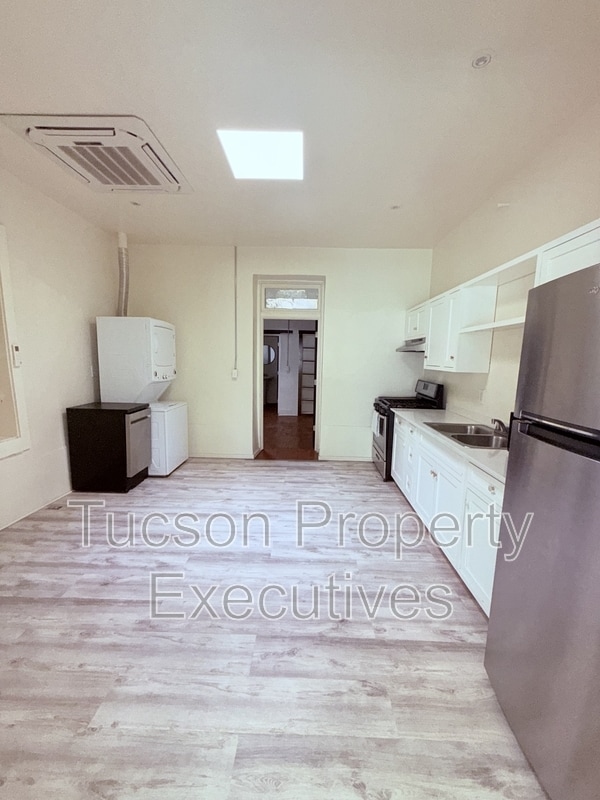 Building Photo - 343 S Convent Ave