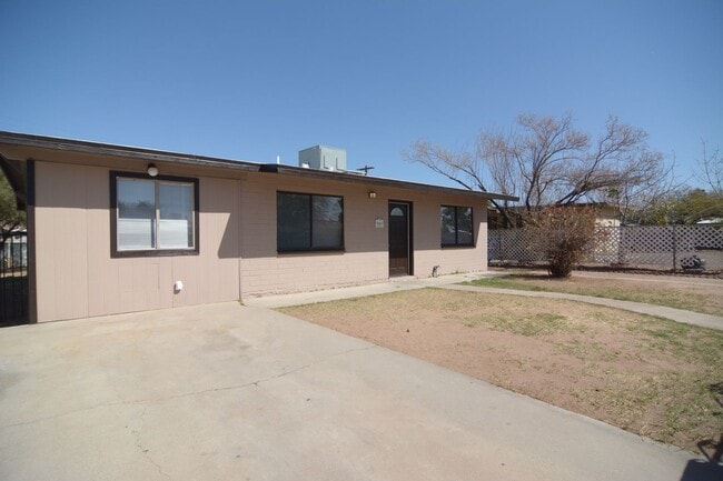 Building Photo - Updated 3 Bedroom 1 Bath Home! Central Tucson Location!