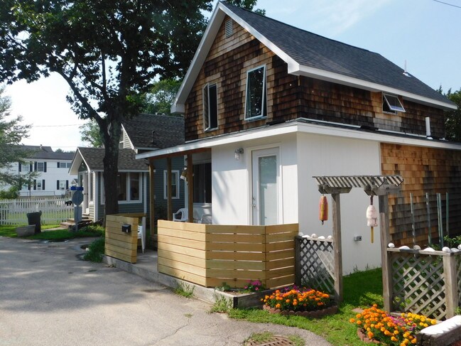 Building Photo - 42 Evergreen Ave