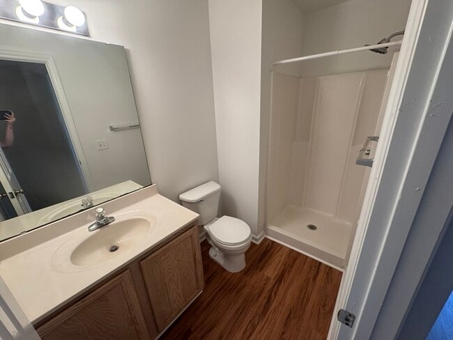 Building Photo - AVAILABLE NOW! 3 Bed 3 Story Town Home!