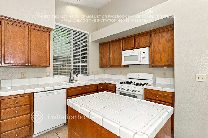 Building Photo - 8441 Solitude Ct