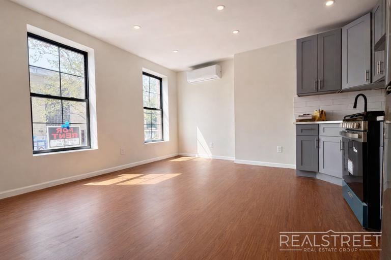 Building Photo - Sun-Filled 2 Bed / 2 Bath w/ King Primary, Walk-In Closet – Steps from Gates J