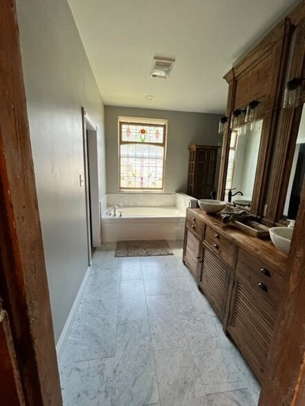 Building Photo - 303 E 20th Ave