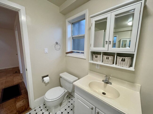 Building Photo - Charming 1BR Cottage with Bonus Office Spa...