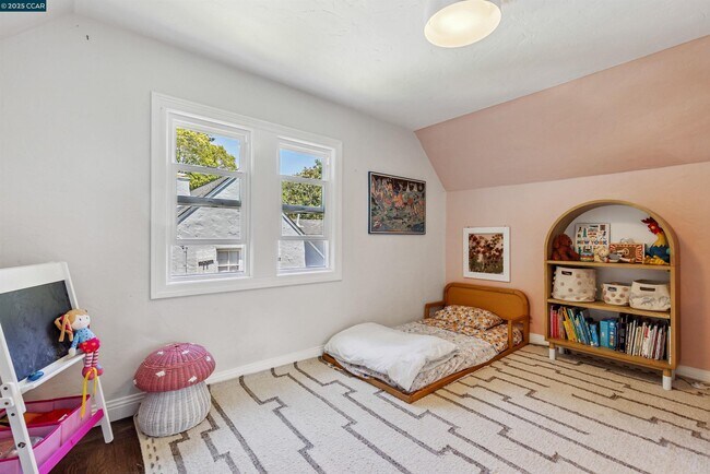Building Photo - 1048 Leo Way