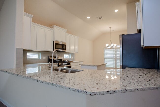 Building Photo - Beautiful One Level 3 BR / 2 BA Home for R...