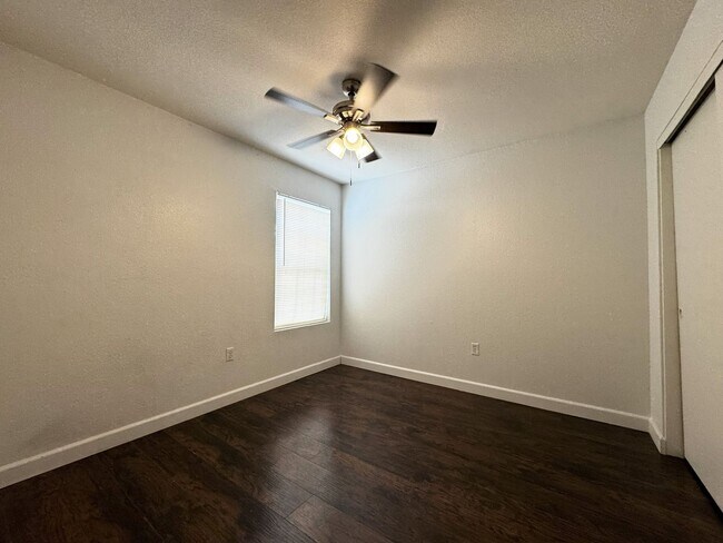 Building Photo - 3 BEDROOM WITH FIREPLACE AND LVP PLANK FLO...