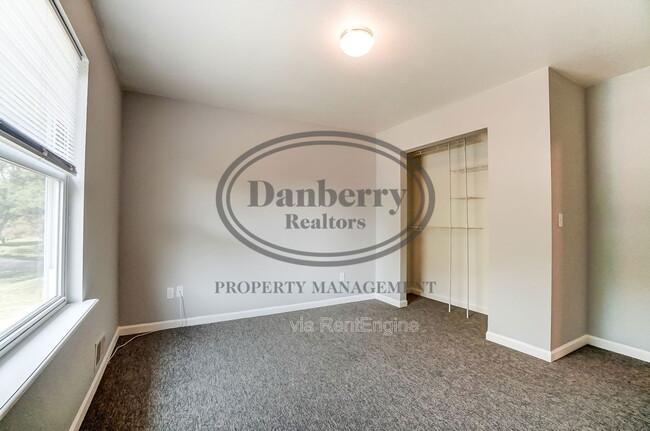 Building Photo - 3704 Willow Run Dr