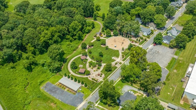 Building Photo - Move in ready in Gastonia’s Rapidly Growing FUSE District