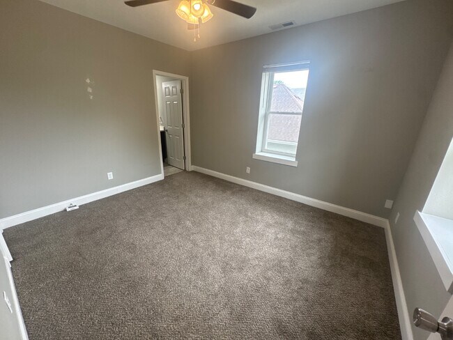 Building Photo - 453 S Main Ave