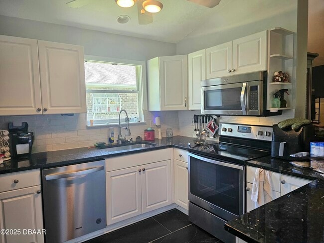 Building Photo - 6 Oak Village Dr