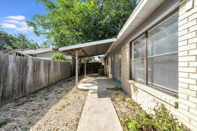 Building Photo - 1130 Bois D'Arc St
