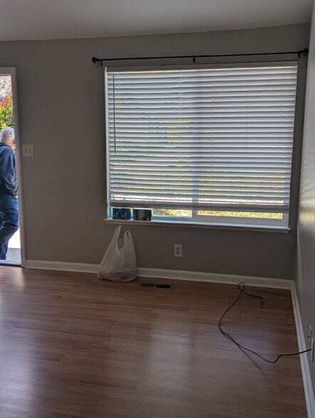 Building Photo - 1530 Chester Square