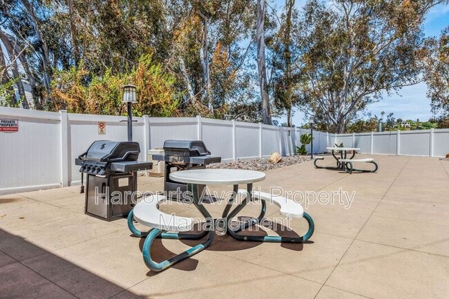 Building Photo - 3030 Suncrest Dr