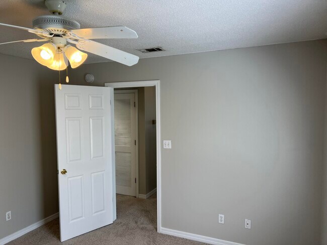 Building Photo - 9 Lantana Ct