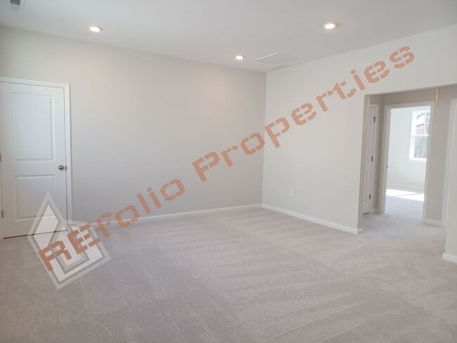 Building Photo - Gorgeous 4 Bedroom House with 1st Floor Pr...