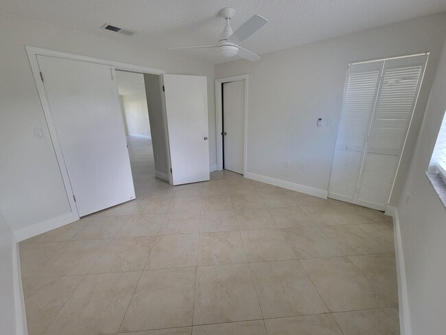 Building Photo - 4208 Glenmoor Dr