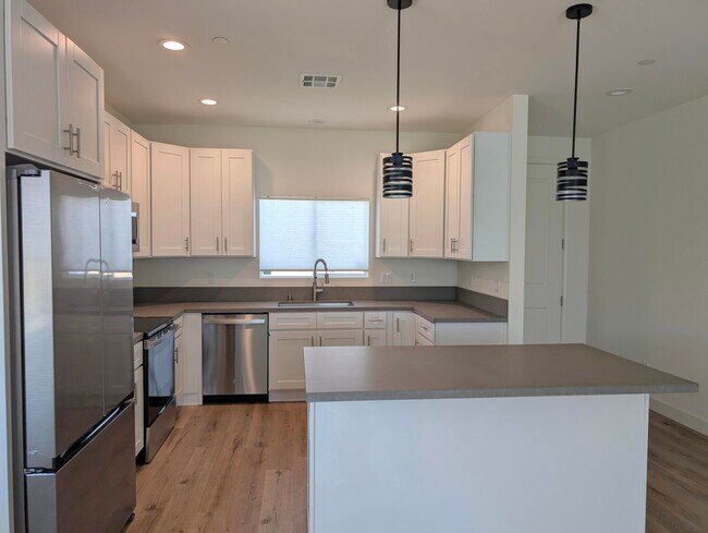 Building Photo - 30100 San Joaquin Dr