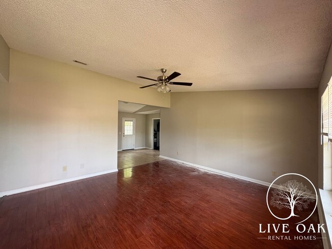 Building Photo - MOVE IN SPECIAL: $500 OFF 1ST MONTH'S RENT!**
