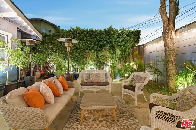 Building Photo - 1458 W 48th St