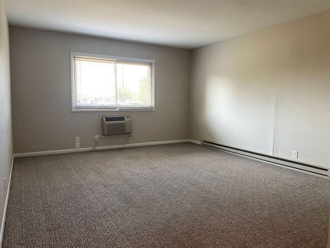 Building Photo - Remodeled 1 Bedroom Apartment!!! Walk to t...