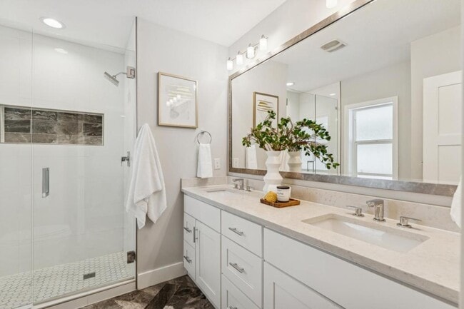 Building Photo - 1041 Yale Ave S