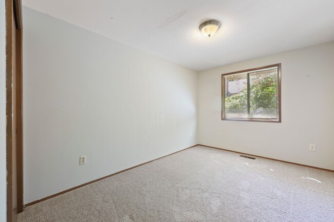 Building Photo - Hard to find 5 bedroom home in Tamoshan ne...