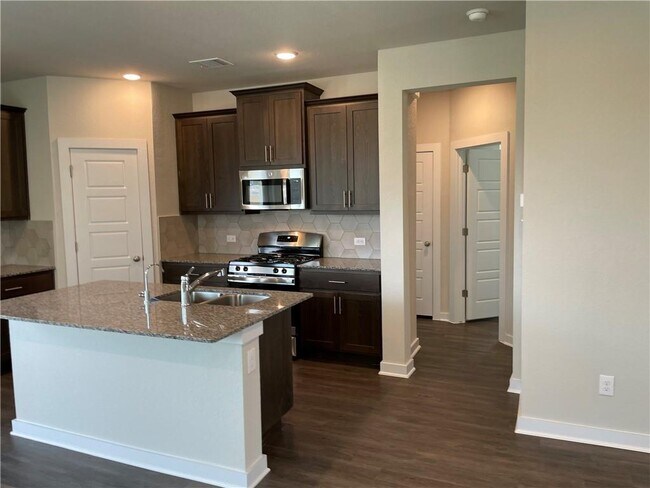 Building Photo - 609 Paddock Ln