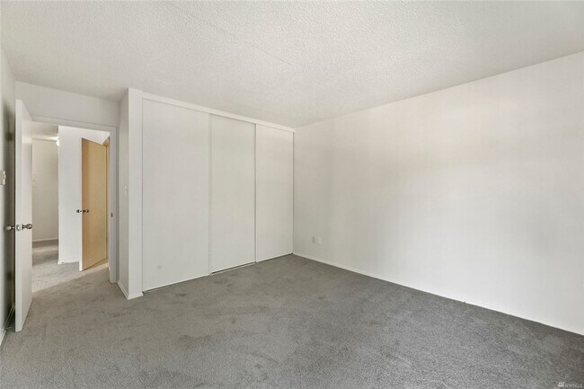 Building Photo - Spacious 1 bed/1bath, Parking included!