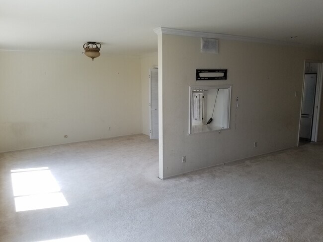 Building Photo - 471 Joost Ave