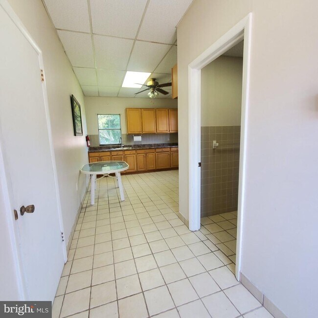 Building Photo - 2024 Beverly Dr