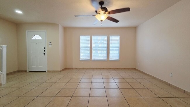 Building Photo - 5 Bedroom Beauty!  Far NorthWest SA off Potranco and Loop 1604