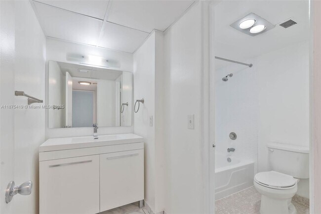 Building Photo - 9682 Fontainebleau Blvd