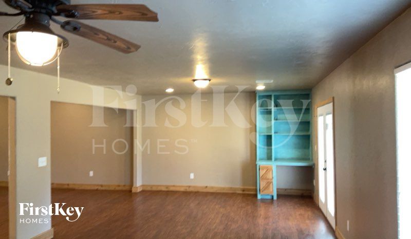 Building Photo - 613 S Avery Dr