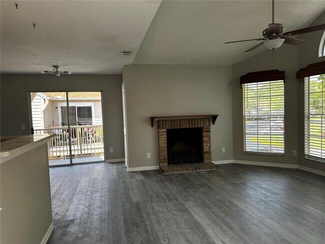 Building Photo - 652 Roaring Dr