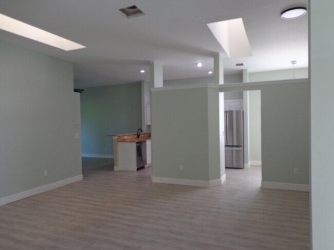Building Photo - 890 Lake Wellington Dr