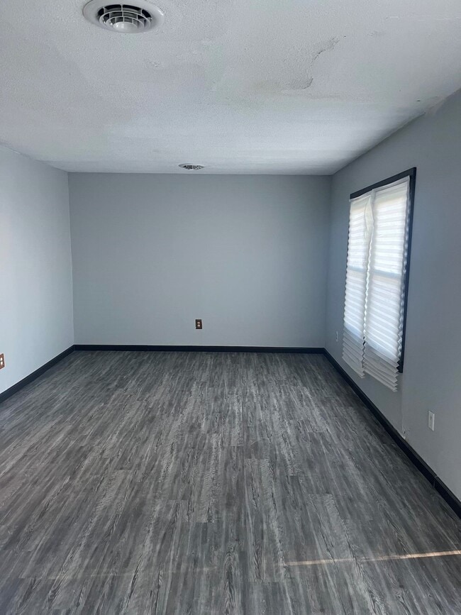 Building Photo - 208 Logan-