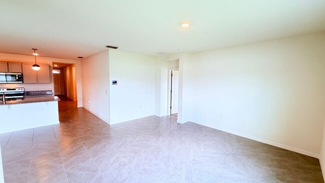 Building Photo - Charming Deltona 4/2 Ready for Move-in!